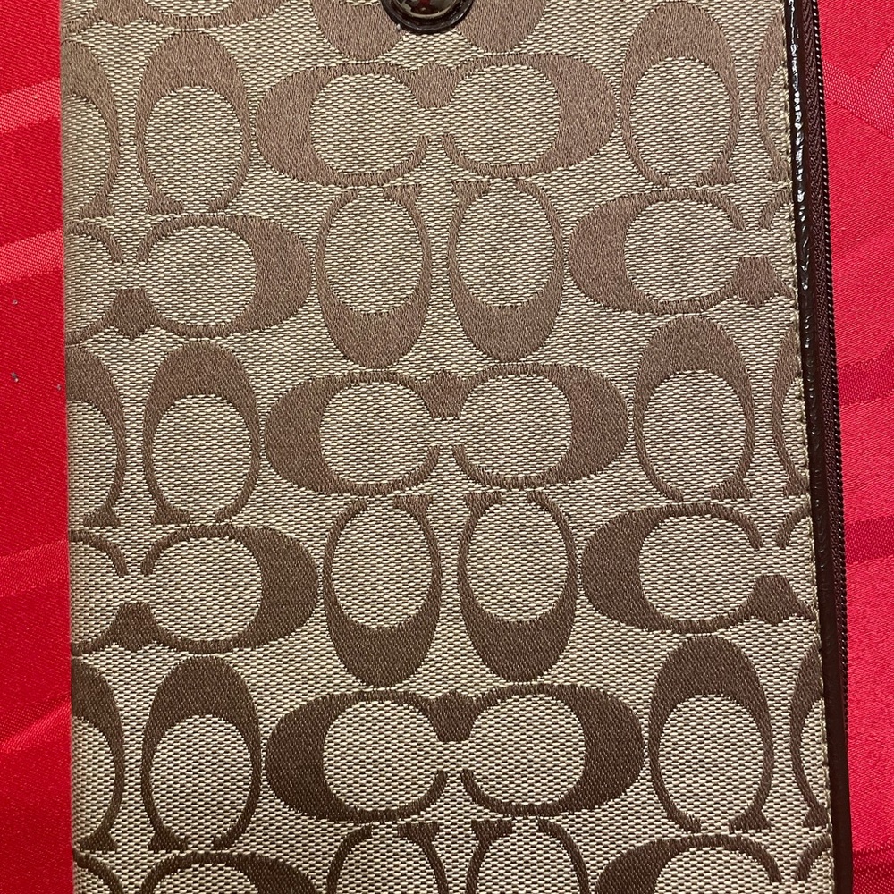 EUC COACH eReader cover. Never really used. Pet and smoke free environment.